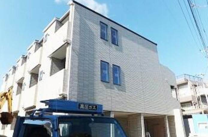 府中市清水が丘１丁目のアパートのエントランス