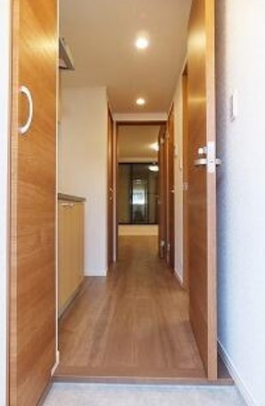 府中市清水が丘１丁目のアパートの玄関