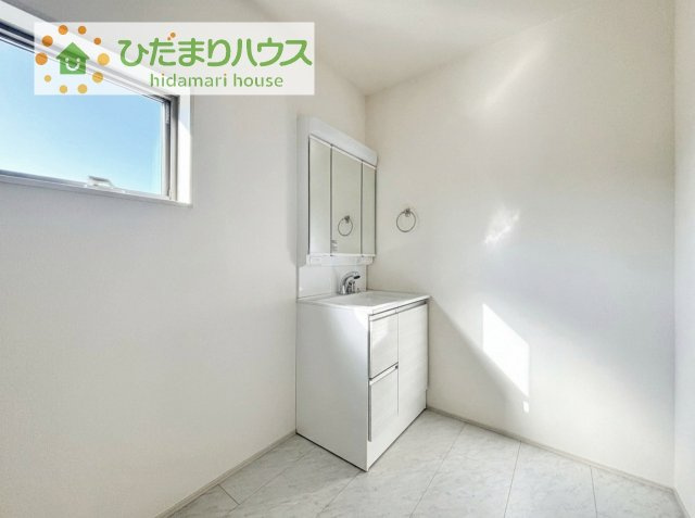 【独立洗面台】 | 第1土浦市木田余東台　新築戸建　1号棟 | 三面鏡の大きな鏡は憧れます(^^♪
鏡の後ろは収納となっていて、細かいものでも収納できるのでスッキリと整理できます！