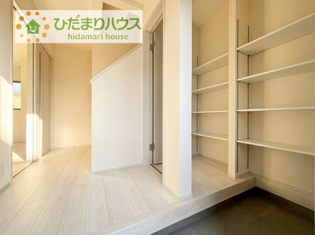 【玄関】 | 第1土浦市木田余東台　新築戸建　1号棟 | 使い勝手の良い大きなシューズボックス☆乱雑になりがちな玄関をスッキリ見せてくれます！