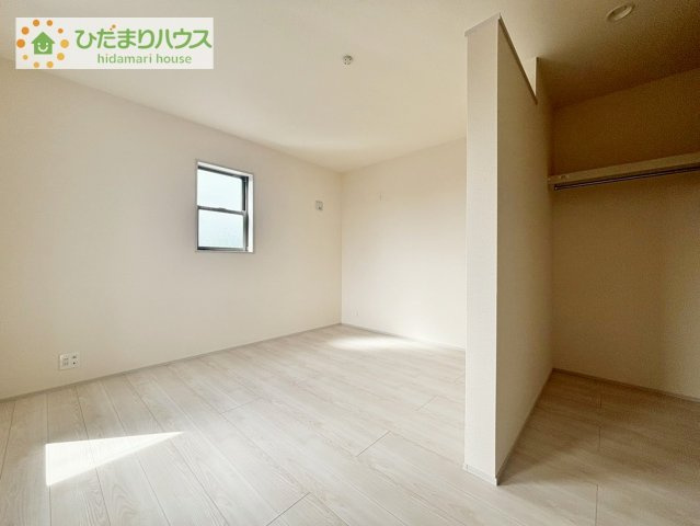 【寝室】 | 第1土浦市木田余東台　新築戸建　1号棟 | バルコニーに面していて、たっぷり光りの入る明るい主寝室です！