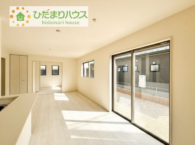 【居間・リビング】 | 第1土浦市木田余東台　新築戸建　1号棟 | リビングの大きな窓からは、暖かな日の光が降り注ぎます・・・
