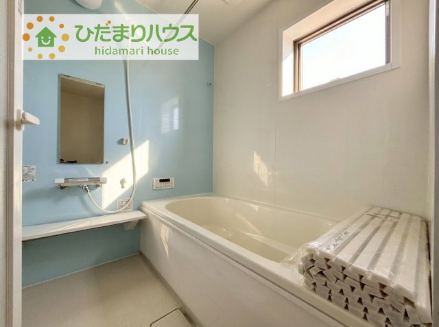 【浴室】 | 第1土浦市木田余東台　新築戸建　1号棟 | 何歳まで一緒に入ってくれるだろうか・・・。
広いお風呂は、お子様と一緒に入るバスタイムがより楽しくなります。