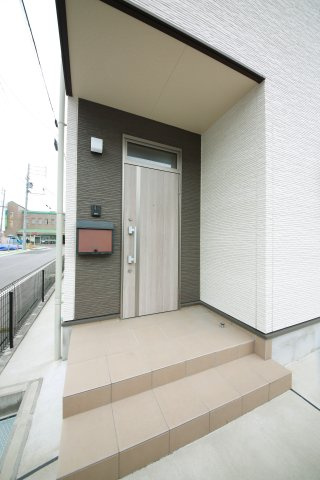 新川町戸建ての玄関