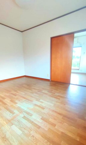 長田区堀切町の洋室|洋室が隣接しており、続き間としてお使いいただくことも
