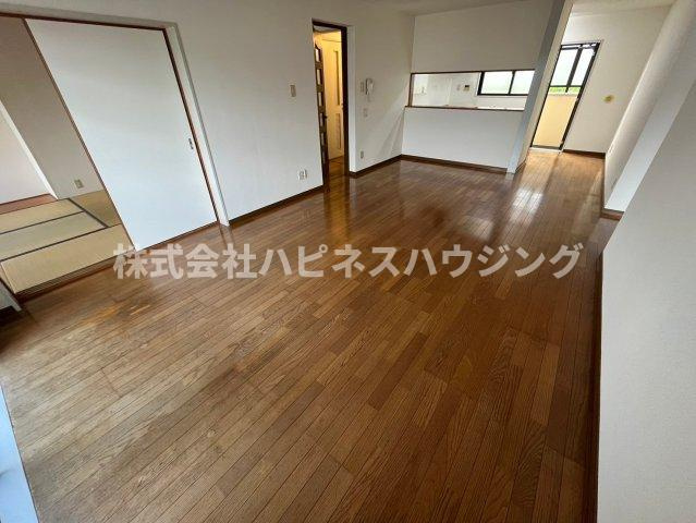 センターパーク新柏Ｂ棟～センターパークシンカシワビートウ～の居間・リビング|広々ＬＤＫ15帖。