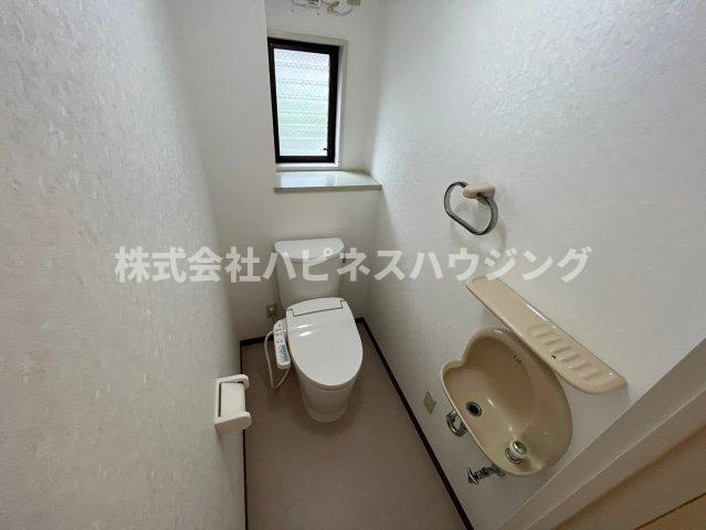 センターパーク新柏Ｂ棟～センターパークシンカシワビートウ～のトイレ|手洗い付きのトイレ、温水洗浄便座あり。窓あり。