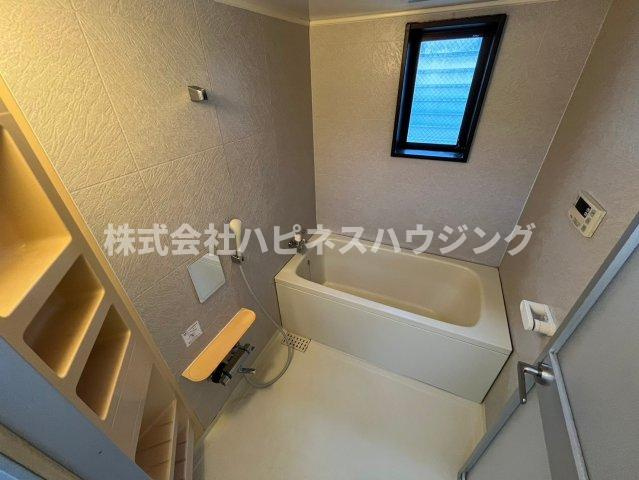 センターパーク新柏Ｂ棟～センターパークシンカシワビートウ～の浴室|広々とした浴室、窓あり。