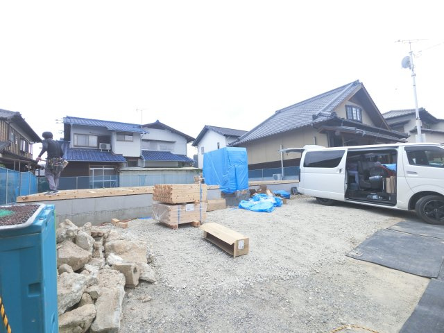 鳥栖市萱方町3期の前面道路含む現地写真|建築中