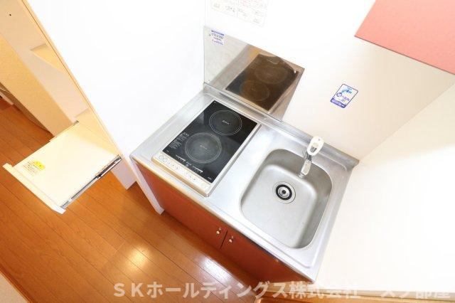 レオパレスアフルァンツのキッチン|２口コンロ付きラジエントヒータ※キッチン棚が多く収納に便利