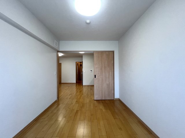 小・中学校は10分以内！しかもフラット！ファミリー向けな間取りですが、贅沢一人暮らしも余裕でアリ！な、【エクセレントハイツ川崎第2/リフォーム】の洋室|広々とした洋室です