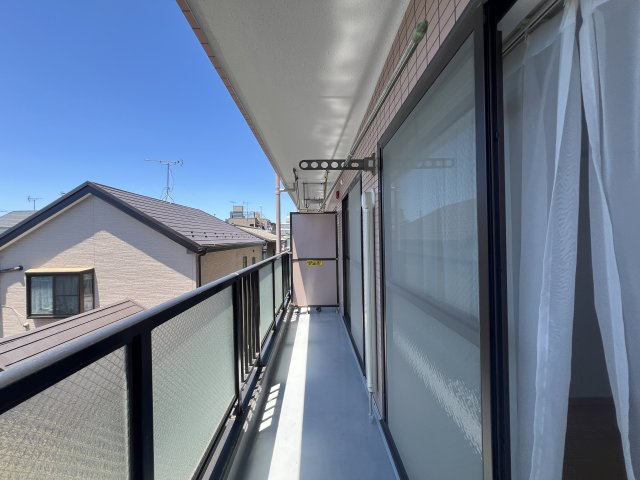 小・中学校は10分以内！しかもフラット！ファミリー向けな間取りですが、贅沢一人暮らしも余裕でアリ！な、【エクセレントハイツ川崎第2/リフォーム】の居間・リビング|こちらのリビングで趣味の時間をお楽しみください