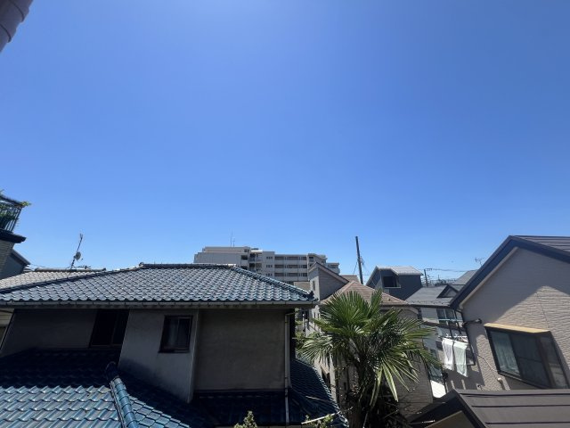 小・中学校は10分以内！しかもフラット！ファミリー向けな間取りですが、贅沢一人暮らしも余裕でアリ！な、【エクセレントハイツ川崎第2/リフォーム】の洋室|広々とした洋室です