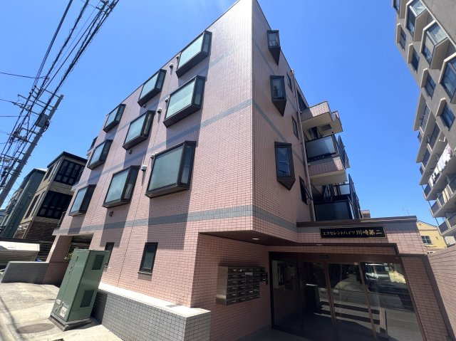 小・中学校は10分以内！しかもフラット！ファミリー向けな間取りですが、贅沢一人暮らしも余裕でアリ！な、【エクセレントハイツ川崎第2/リフォーム】の外観|外観は落ち着いています