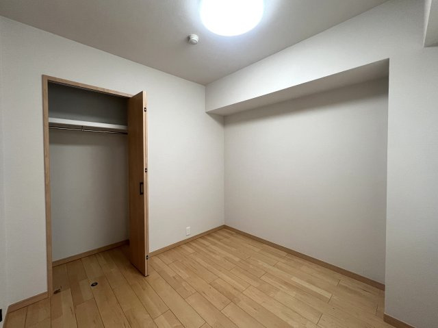 小・中学校は10分以内！しかもフラット！ファミリー向けな間取りですが、贅沢一人暮らしも余裕でアリ！な、【エクセレントハイツ川崎第2/リフォーム】の洋室|きれいな洋室です
