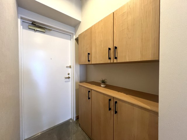 小・中学校は10分以内！しかもフラット！ファミリー向けな間取りですが、贅沢一人暮らしも余裕でアリ！な、【エクセレントハイツ川崎第2/リフォーム】の玄関|ゆったりとした玄関です