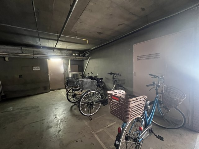 小・中学校は10分以内！しかもフラット！ファミリー向けな間取りですが、贅沢一人暮らしも余裕でアリ！な、【エクセレントハイツ川崎第2/リフォーム】の駐輪場