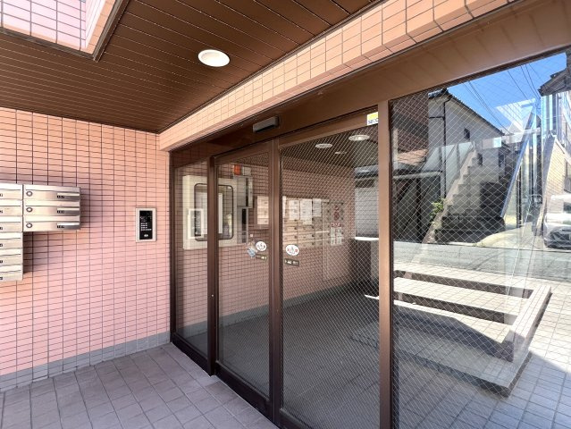 小・中学校は10分以内！しかもフラット！ファミリー向けな間取りですが、贅沢一人暮らしも余裕でアリ！な、【エクセレントハイツ川崎第2/リフォーム】のエントランス|落ち着いたエントランスです
