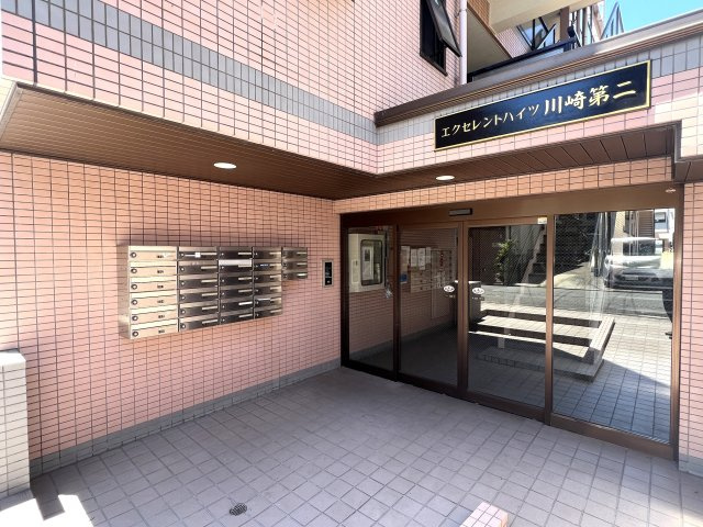 小・中学校は10分以内！しかもフラット！ファミリー向けな間取りですが、贅沢一人暮らしも余裕でアリ！な、【エクセレントハイツ川崎第2/リフォーム】の外観|おしゃれな外観です