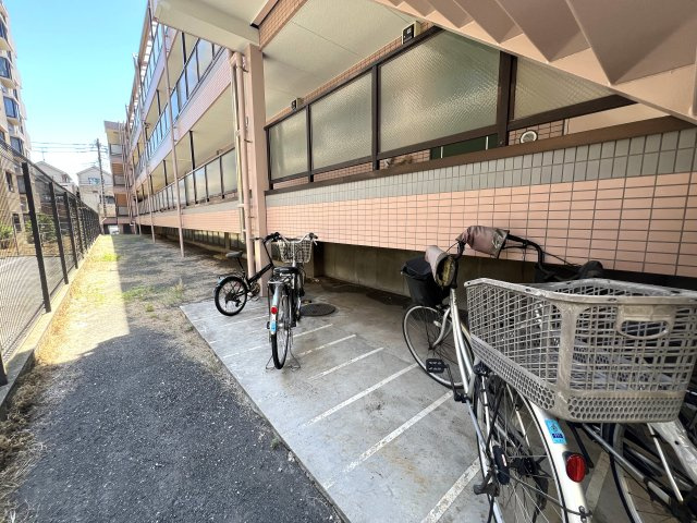 小・中学校は10分以内！しかもフラット！ファミリー向けな間取りですが、贅沢一人暮らしも余裕でアリ！な、【エクセレントハイツ川崎第2/リフォーム】の駐輪場