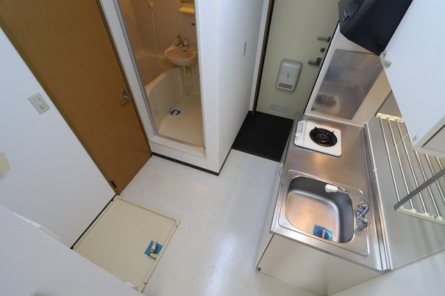 アーバン高宮の玄関|室内洗濯置場、キッチン（１口付ガスコンロ）、バストイレ別。
敷金礼金０ヵ月で単身様へおすすめ。