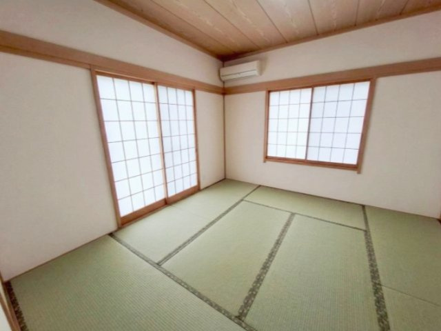 売中古戸建　静岡市清水区蒲原堰沢の和室|玄関横に配置された8帖和室。来客対応にも便利な落ち着きある空間です。2面採光で明るく風通しも良好。