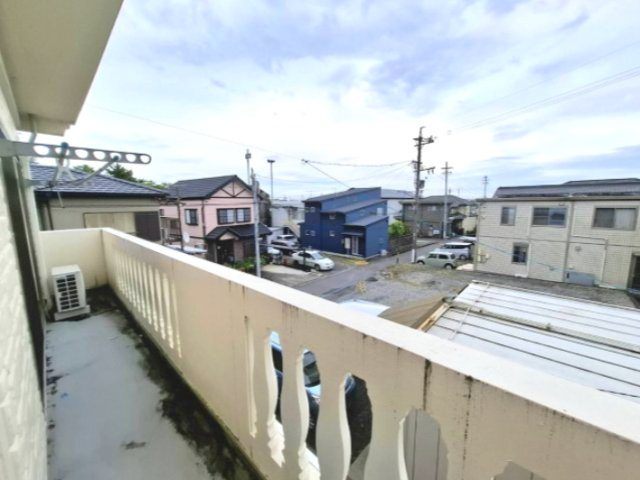 売中古戸建　静岡市清水区蒲原堰沢の展望|手すり壁のおかげで、通行人や車の視線が届きにくくプライバシーが確保しやすいです。