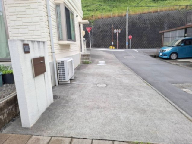 売中古戸建　静岡市清水区蒲原堰沢の前面道路含む現地写真|玄関前にゆとりがありますので、駐車するのも楽になります。