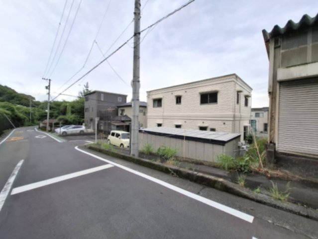 売中古戸建　静岡市清水区蒲原堰沢の前面道路含む現地写真|道路から家が離れている分、通行人や車の視線、騒音が届きにくくプライバシーが確保しやすい住環境。