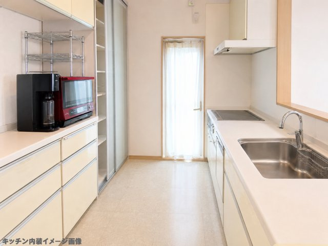 売中古戸建　静岡市清水区蒲原堰沢のキッチン|開口部の広い勝手口から光が入り明るいキッチンに。大容量のカップボードでスッキリ広々と使えます。