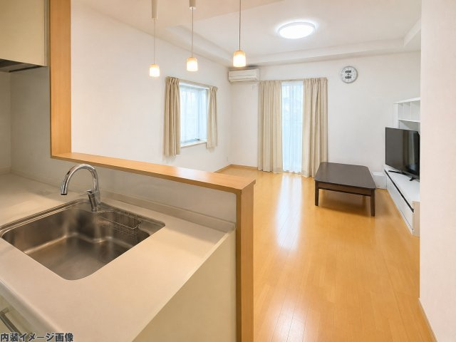 売中古戸建　静岡市清水区蒲原堰沢のキッチン|調理をしながら家族とのコミュニケーションが取りやすい対面型のキッチン。