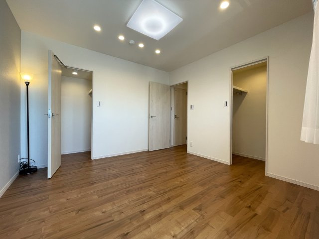 眺望最高！！風抜け最高！！陽当たりも最高！！収納モリモリのワイドな間取り！！！設置された家具もそのままプレゼント！な、『ライオンズマンション平間駅前』リノベーションの洋室|洋室です