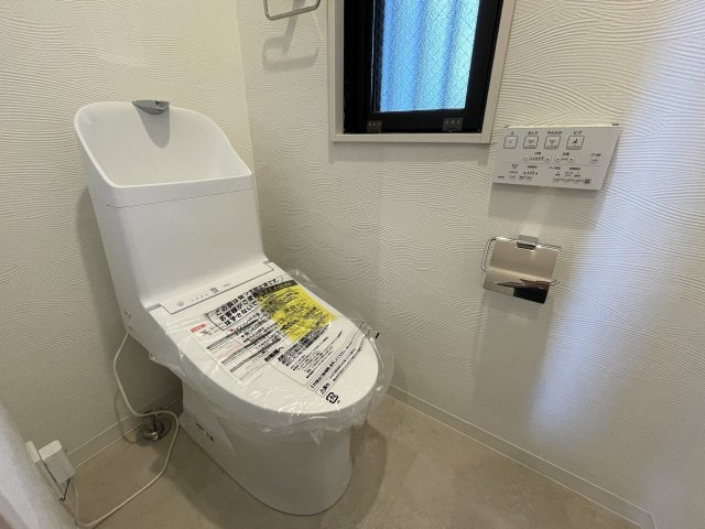 眺望最高！！風抜け最高！！陽当たりも最高！！収納モリモリのワイドな間取り！！！設置された家具もそのままプレゼント！な、『ライオンズマンション平間駅前』リノベーションのトイレ|トイレです