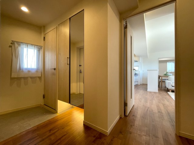 眺望最高！！風抜け最高！！陽当たりも最高！！収納モリモリのワイドな間取り！！！設置された家具もそのままプレゼント！な、『ライオンズマンション平間駅前』リノベーションの内装|きれいな内装です