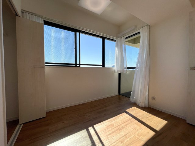 眺望最高！！風抜け最高！！陽当たりも最高！！収納モリモリのワイドな間取り！！！設置された家具もそのままプレゼント！な、『ライオンズマンション平間駅前』リノベーションの洋室|洋室です