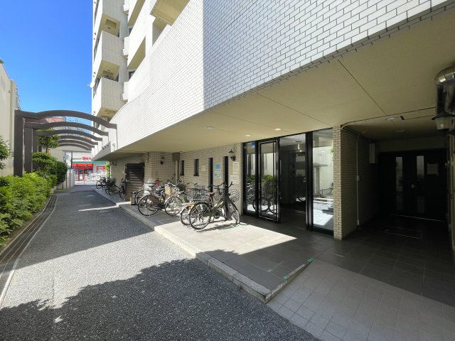眺望最高！！風抜け最高！！陽当たりも最高！！収納モリモリのワイドな間取り！！！設置された家具もそのままプレゼント！な、『ライオンズマンション平間駅前』リノベーションの外観|外はこのようになっています