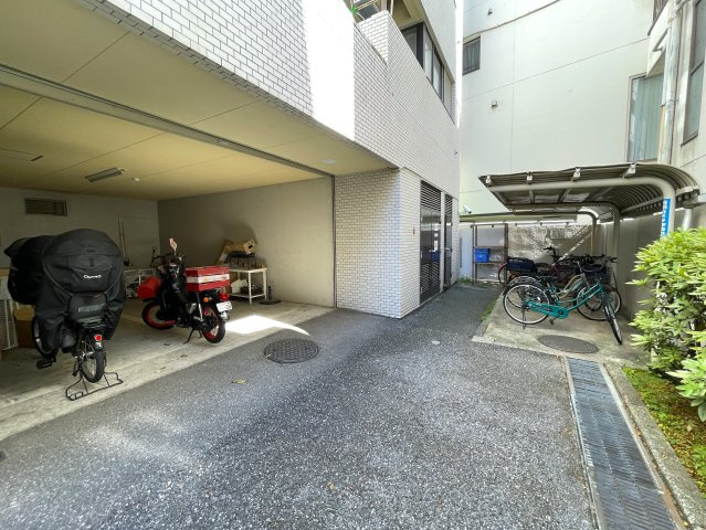 眺望最高！！風抜け最高！！陽当たりも最高！！収納モリモリのワイドな間取り！！！設置された家具もそのままプレゼント！な、『ライオンズマンション平間駅前』リノベーションの駐輪場