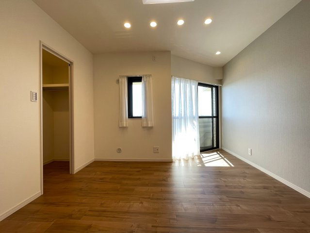 眺望最高！！風抜け最高！！陽当たりも最高！！収納モリモリのワイドな間取り！！！設置された家具もそのままプレゼント！な、『ライオンズマンション平間駅前』リノベーションの洋室|広々とした洋室です