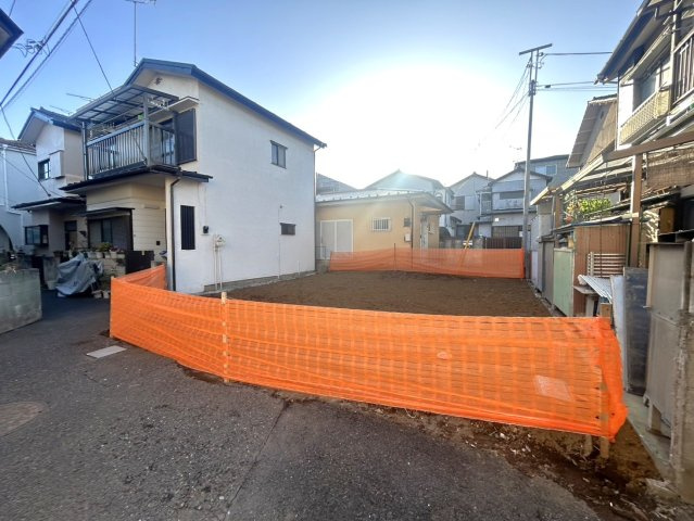 新座市栄4丁目新築戸建の前面道路含む現地写真|現地では建築工事がスタートしております。