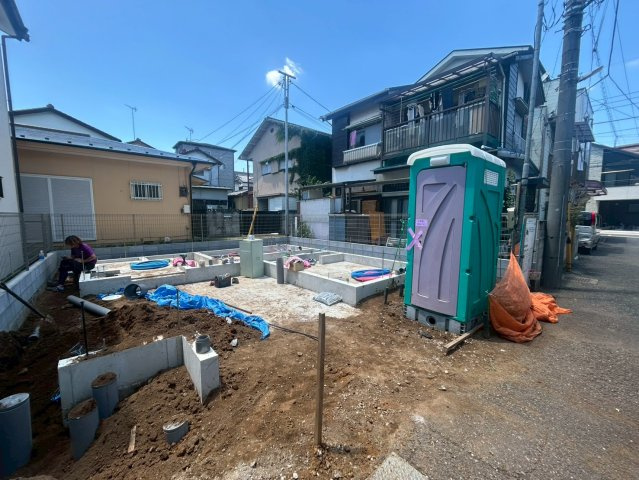 新座市栄4丁目新築戸建の前面道路含む現地写真|現地では建築工事がスタートしております。