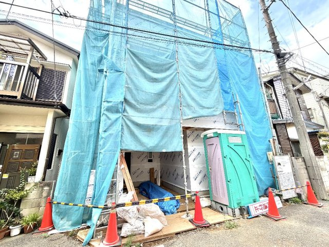 新座市栄4丁目新築戸建の前面道路含む現地写真|交通量の少ない道路に面しております。