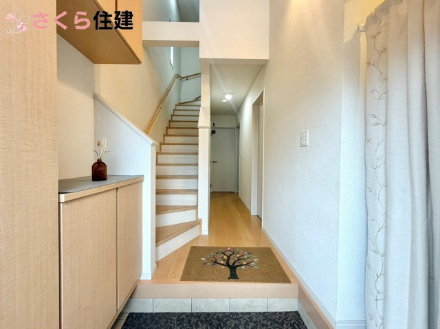 宇都宮市宝木町２丁目　中古戸建の玄関|人を迎え入れる最初の場所は清潔感がある空間にして、帰った時も『我が家』を最初に感じて貰える素敵な空間
