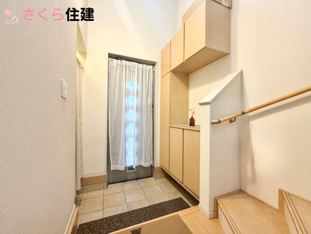宇都宮市宝木町２丁目　中古戸建の玄関|玄関がいつも片づく大型シューズボックス。お子様の靴のサイズが大きくなっていっても安心の広々スペース！
