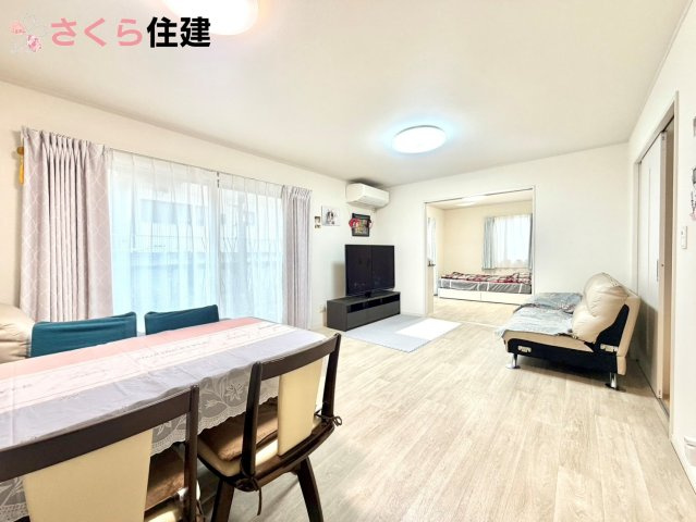 宇都宮市宝木町２丁目　中古戸建の居間・リビング|18帖広々リビングダイニング！横の洋室とつなげれば22.5帖で解放感たっぷりです。