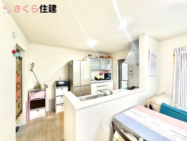 宇都宮市宝木町２丁目　中古戸建のキッチン|対面式システムキッチン。リビングを見渡せるキッチンで家族の様子をうかがいながら料理がはかどりそう！