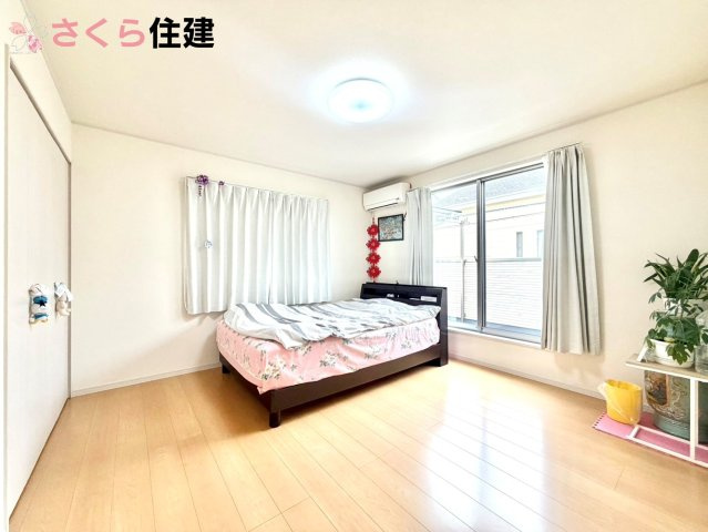 宇都宮市宝木町２丁目　中古戸建の洋室|各部屋に収納あります！荷物が多い子育て世代や、趣味道具の多い方にもうれしいですね！