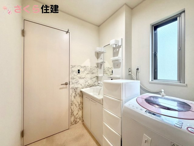 宇都宮市宝木町２丁目　中古戸建の洗面所|ゆとりある広さの洗面所。両サイド収納の洗面台で、二人ならんで同時の身支度もスムーズです。