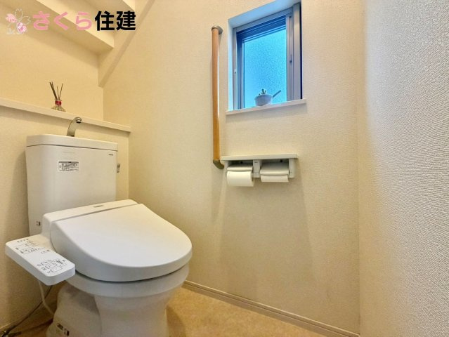 宇都宮市宝木町２丁目　中古戸建のトイレ|トイレは各階完備。夜、トイレに起きても、2階の寝室から1階のトイレに降りる必要はありません。