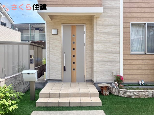 宇都宮市宝木町２丁目　中古戸建の玄関|夜間でも来訪者の顔を認識できるLEDライトを装備！ＴＶモニター付きインターフォンで安心のセキュリティ