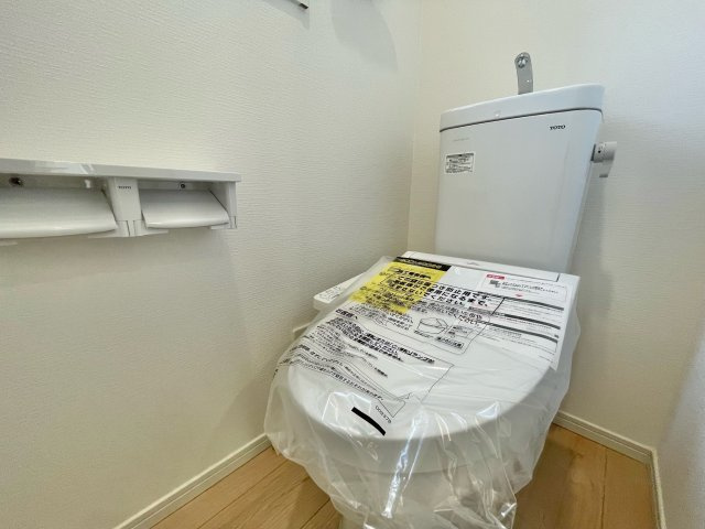 【新築戸建て】秋田市牛島東第5　1号棟のトイレ|※写真は完成イメージです。
各階にトイレがあるので、来客時も安心。家族のプライバシーも保てる嬉しい設計です♪